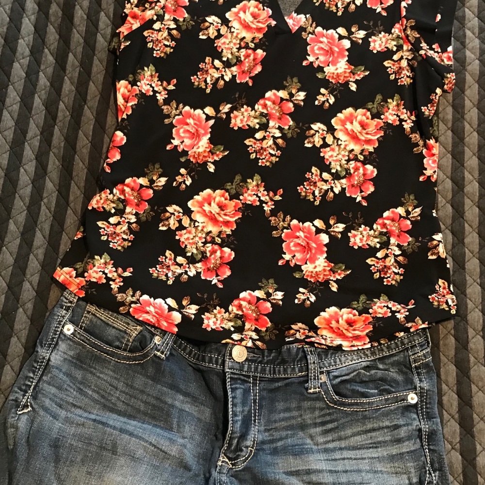 Floral top 🌸 soft comfortable material
